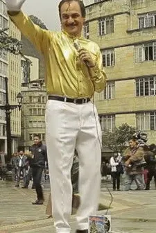 Carlos Hurtado interpreta a Buitraguito en Buitraguito, el Cantante de Ilusiones