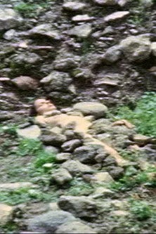 Ana Mendieta interpreta a Self en Burial Pyramid