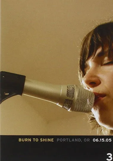 Carrie Brownstein interpreta a Herself en Burn to  Shine - Vol. 3: Portland, OR 06.15.2005