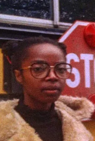 Maameyaa Boafo interpreta a  en Bus Nut