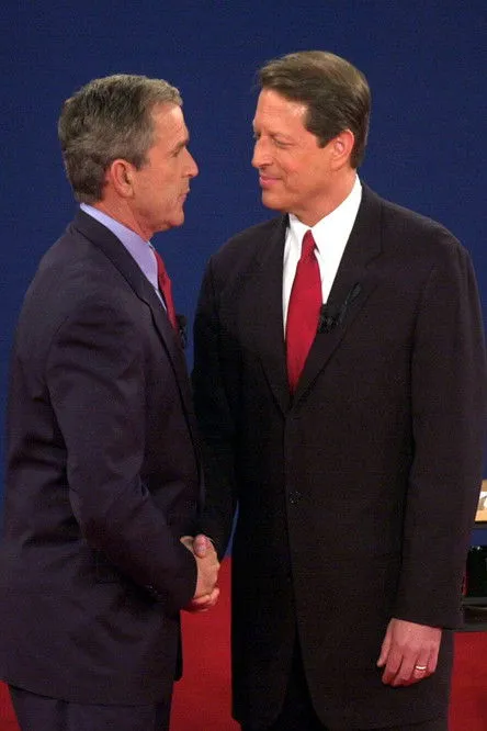 Al Gore interpreta a Himself en Bush v Gore: Too Close To Call