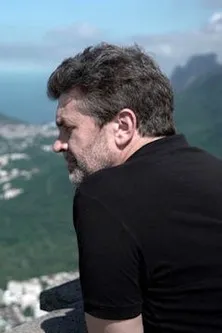 José Miguel Wisnik interpreta a Self en C'est pas grave d'aimer le football !