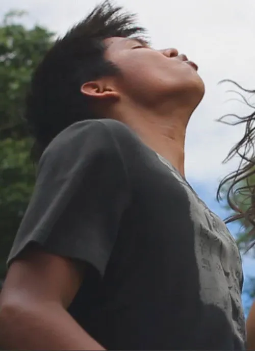 Anderson Tikuna interpreta a en Cachoeira/ De'a