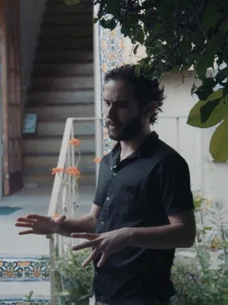 Jay Speedy Weingarten interpreta a en Cafe Tangerine