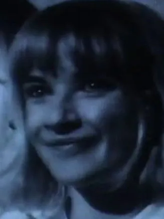 Serena Evans interpreta a Winking Woman en Came Out, It Rained, Went Back In Again