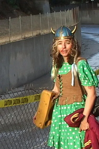 Stanya Kahn interpreta a  en Can't Swallow It, Can't Spit It Out