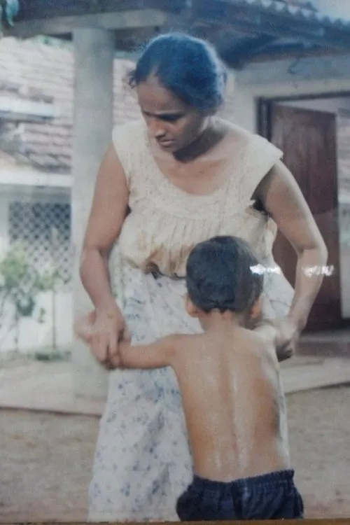 Roger Seneviratne interpreta a en Chanda Kinnari - චන්ද කින්නරී
