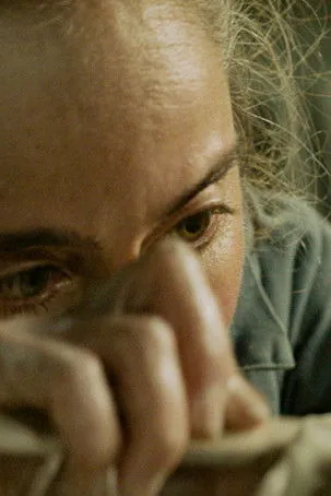 Brenden Hiskins interpreta a Gallery patron en Chook Shed