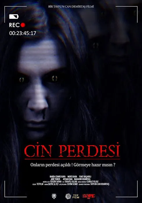 Rabia Cemre Kaya interpreta a en Cin Perdesi