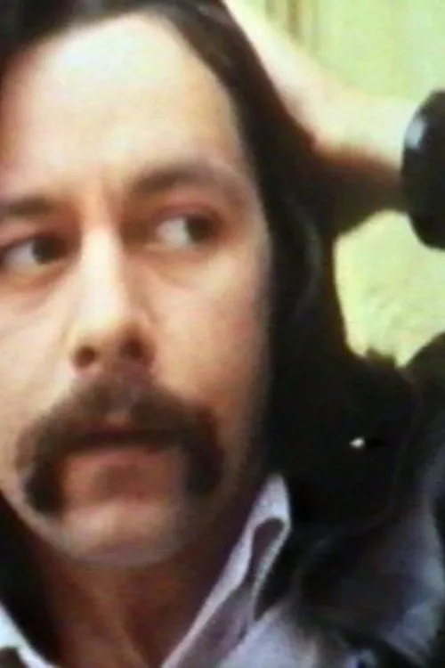 Dominique Païni interpreta a Himself en Cinématon n°100 : Dominique Païni