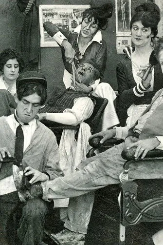 James T. Kelley interpreta a en Close-Cropped Clippings