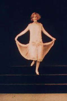 Hope Hampton interpreta a Model en Colourful Fashions from Paris