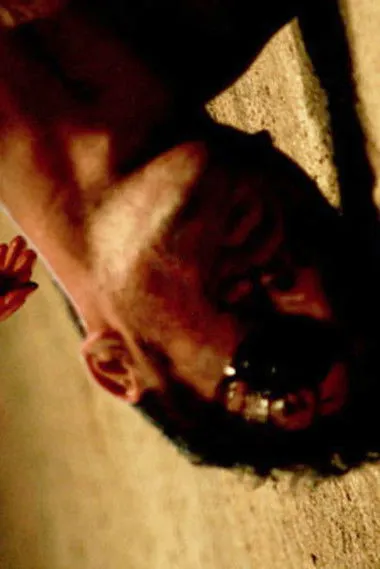 Andrew Knoll interpreta a Man en Com as Próprias Mãos