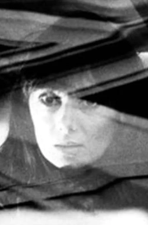 Marguerite Porter interpreta a en Comrade Lady