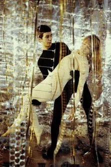 Jacques Higelin interpreta a The man en Concerto mécanique pour la Folie ou la Folle mécanomorphose