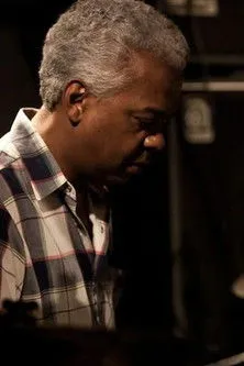 Toninho Horta interpreta a Self en Coração Tambor