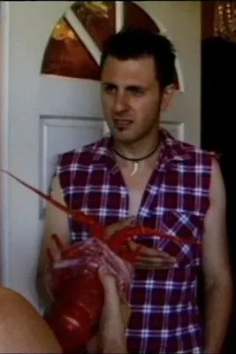 Sean Gunn interpreta a  en Crayfish