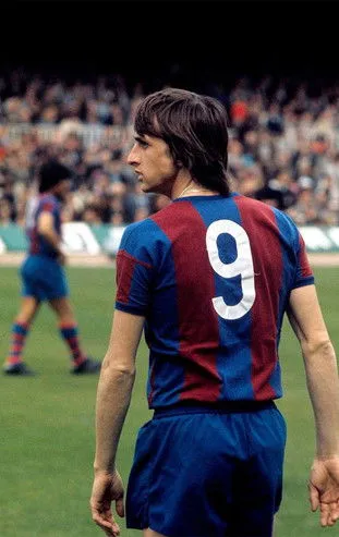 Johan Cruijff interpreta a Self (archive footage) en Cruyff, el legado de un visionario