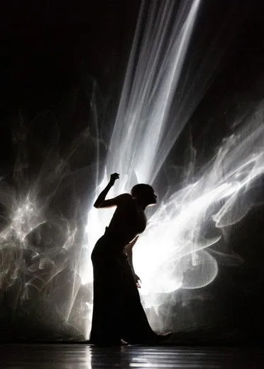 Crystal Pite interpreta a Self en Crystal Pite: Angels' Atlas