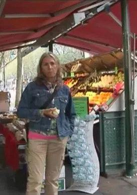 Jennifer Levy interpreta a Woman en Cultural Shock, Level One