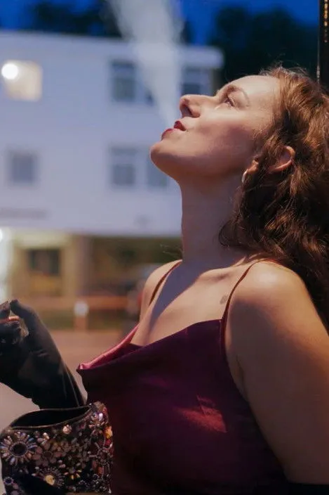 Rita Sigmond interpreta a Lily en Curves on Curbs