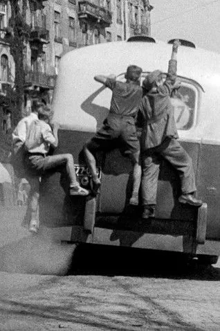 Mariusz Dmochowski interpreta a Plujka uliczna en Czy jesteś wśród nich?!