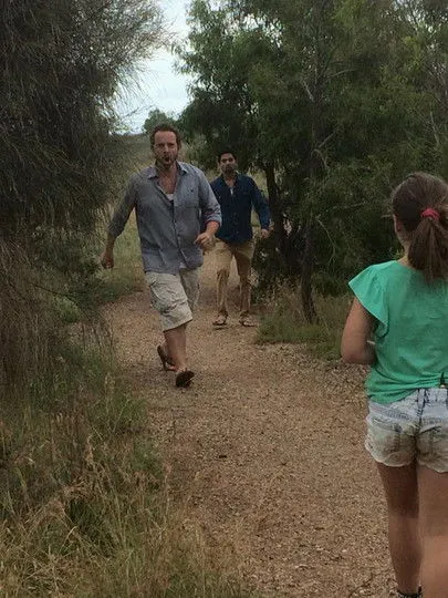 Julian Lewis Jones interpreta a Dad en Dad