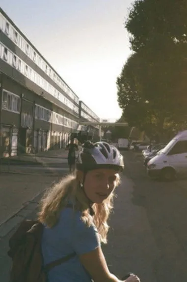 Jeremy Neumark Jones interpreta a Male Hipster en Damascene