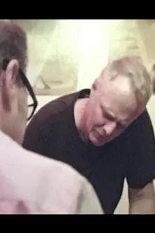 Tommy Hinkley interpreta a George en Dark Room