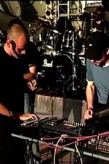 Dejan Vucetic interpreta a Himself en Darkwood Dub uživo na Egzitu