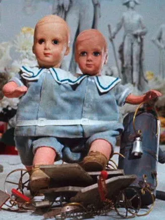 Norbert Christian interpreta a Narrator en Das Geschenk – eine beinliche Geschichte