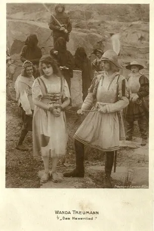 Clementine Plessner interpreta a en Das Hexenlied