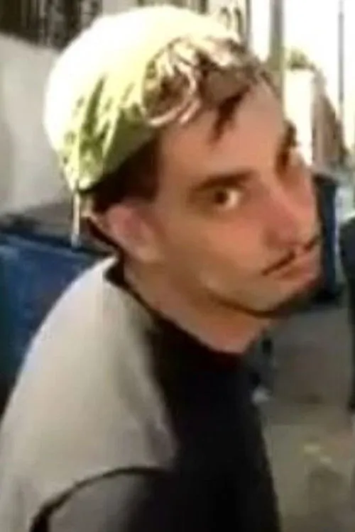 Mikey Day interpreta a Idiot One en David Blaine Street Magic 1