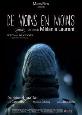 Delphine Benattard interpreta a Delphine en De moins en moins