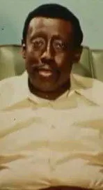 Godfrey Cambridge interpreta a Host - Himself en Dead Is Dead