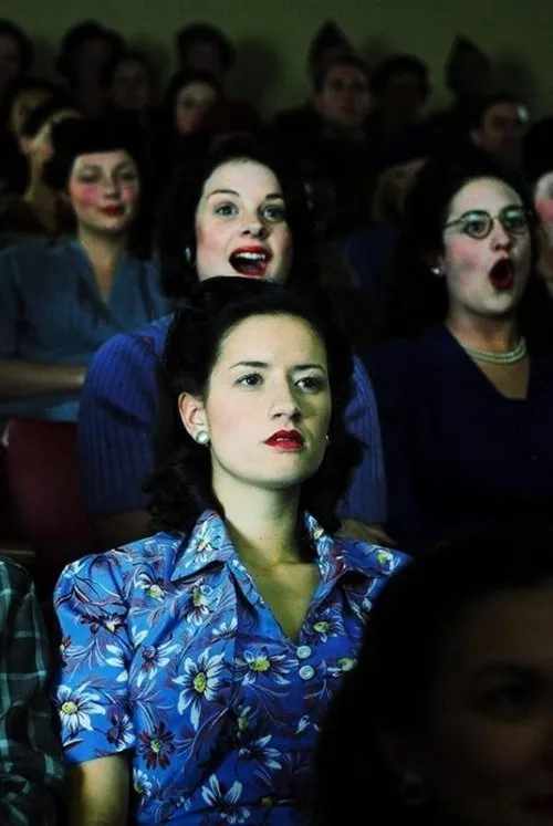 Yvette Reid interpreta a Ngaire en Dead Letters