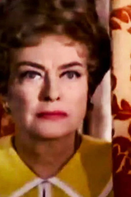 Lenore Kasdorf interpreta a Karen en Dear Joan: We're Going to Scare You to Death