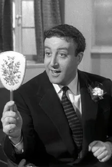 Judy Wyler interpreta a Bit part (uncredited) en Dearth of a Salesman