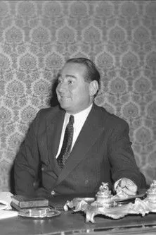 Baha Aksit interpreta a Self en Demirkırat: Zafer