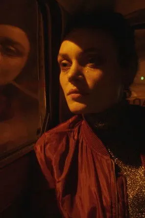 Timo Fakhravar interpreta a  en Der Traum eines lächerlichen Menschen