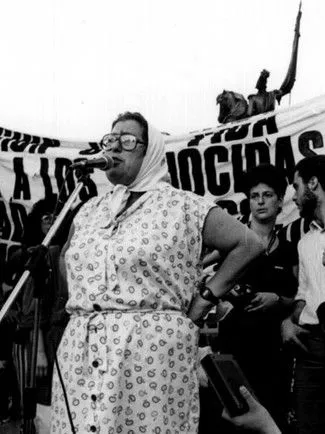 Jeanine Meerapfel interpreta a Herself en Desembarcos