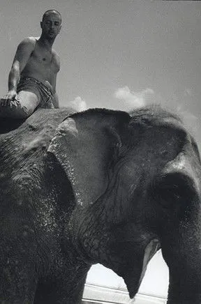 Rodrigo Matheus interpreta a Equilibrista en Desequilíbrio
