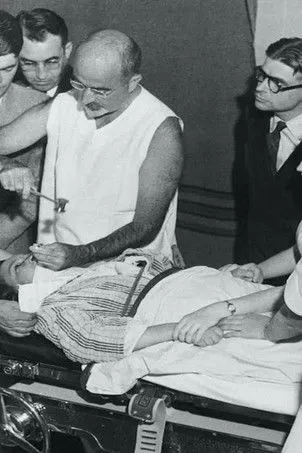 Sten Levander interpreta a Psychiatrist en Det Vita Snittet