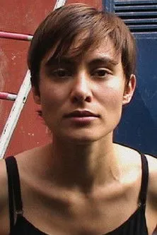 Idil Üner interpreta a Ili en Die Liebenden vom Hotel von Osman