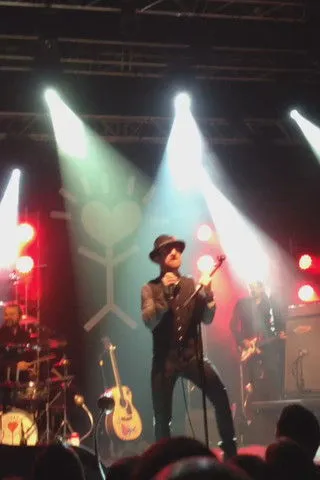 Eric Serra-Tosio interpreta a Self en Dionysos - Live à la Laiterie