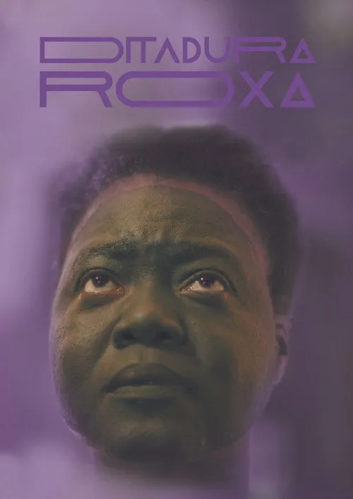 Leo Pyrata interpreta a Apresentador en Ditadura Roxa