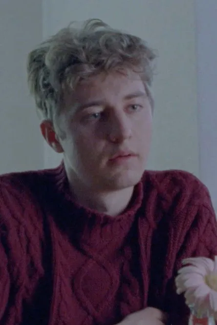 Michaela Pixová interpreta a Monika en Don't Bring a Gun