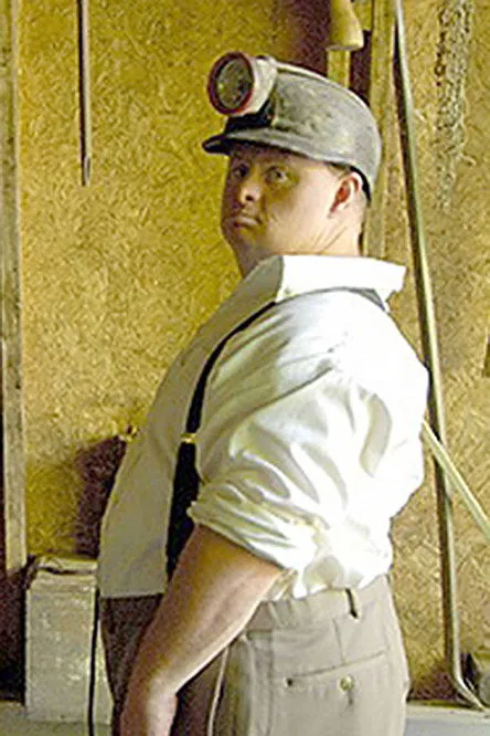 John Halstead interpreta a Raymond Atkins en Down in Number 5