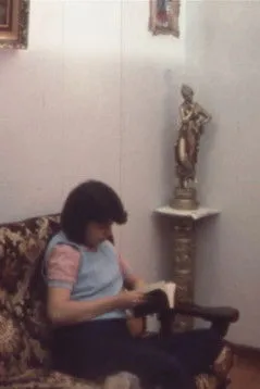 Mary Mousoulis interpreta a Mary en Dreams Never End