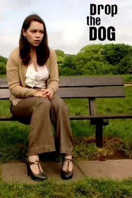 Emilia Clarke interpreta a Julie en Drop the Dog